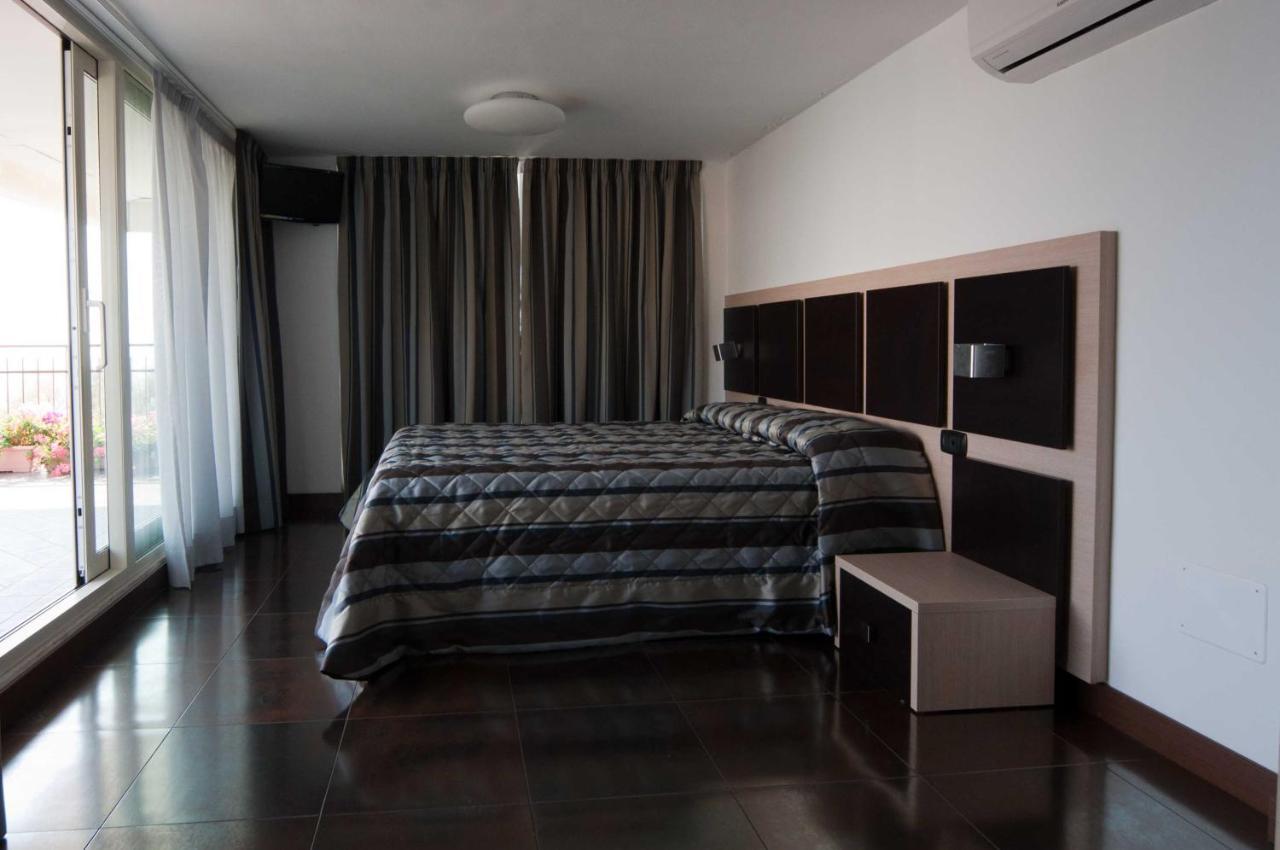Hotel Ristorante Centosedici Терачина Екстериор снимка