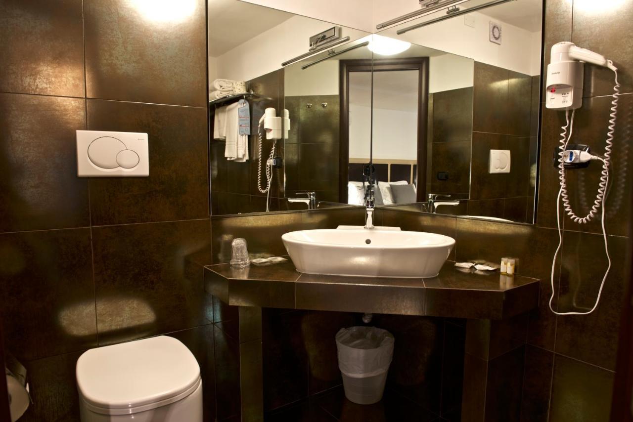 Hotel Ristorante Centosedici Терачина Екстериор снимка